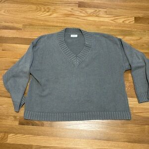 Great used condition | James Street Co v-neck sweater in grey | size large